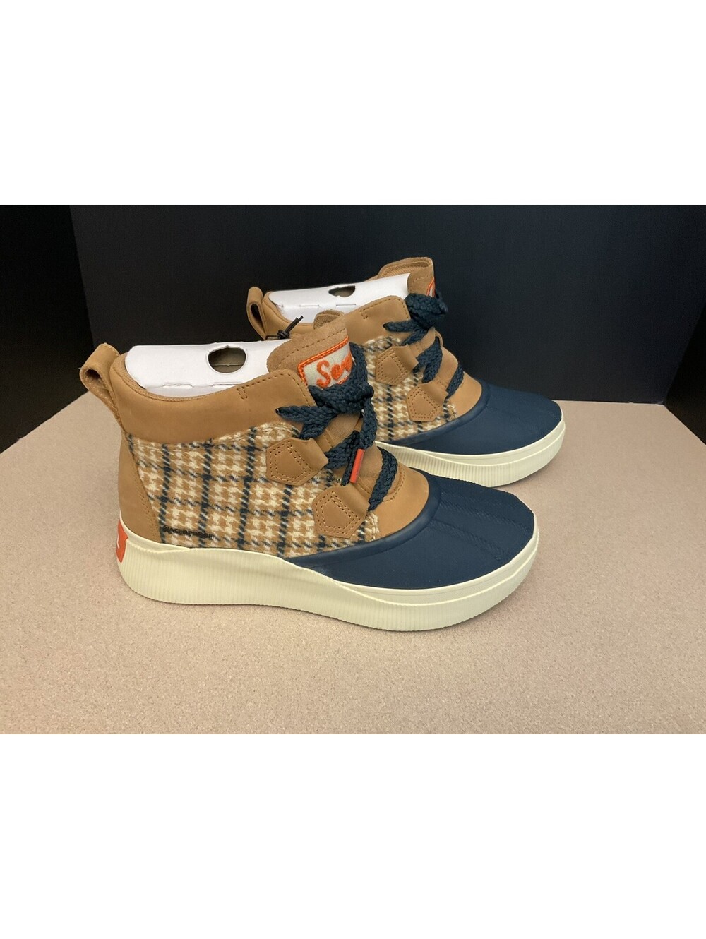 New! Womens Sorel Out And About IV Classic Waterproof Boots. Size 9.5. Awesome!